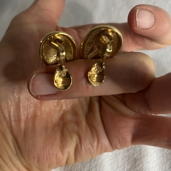 Vintage Monet gold toned clip earrings - Picture 2 of 4